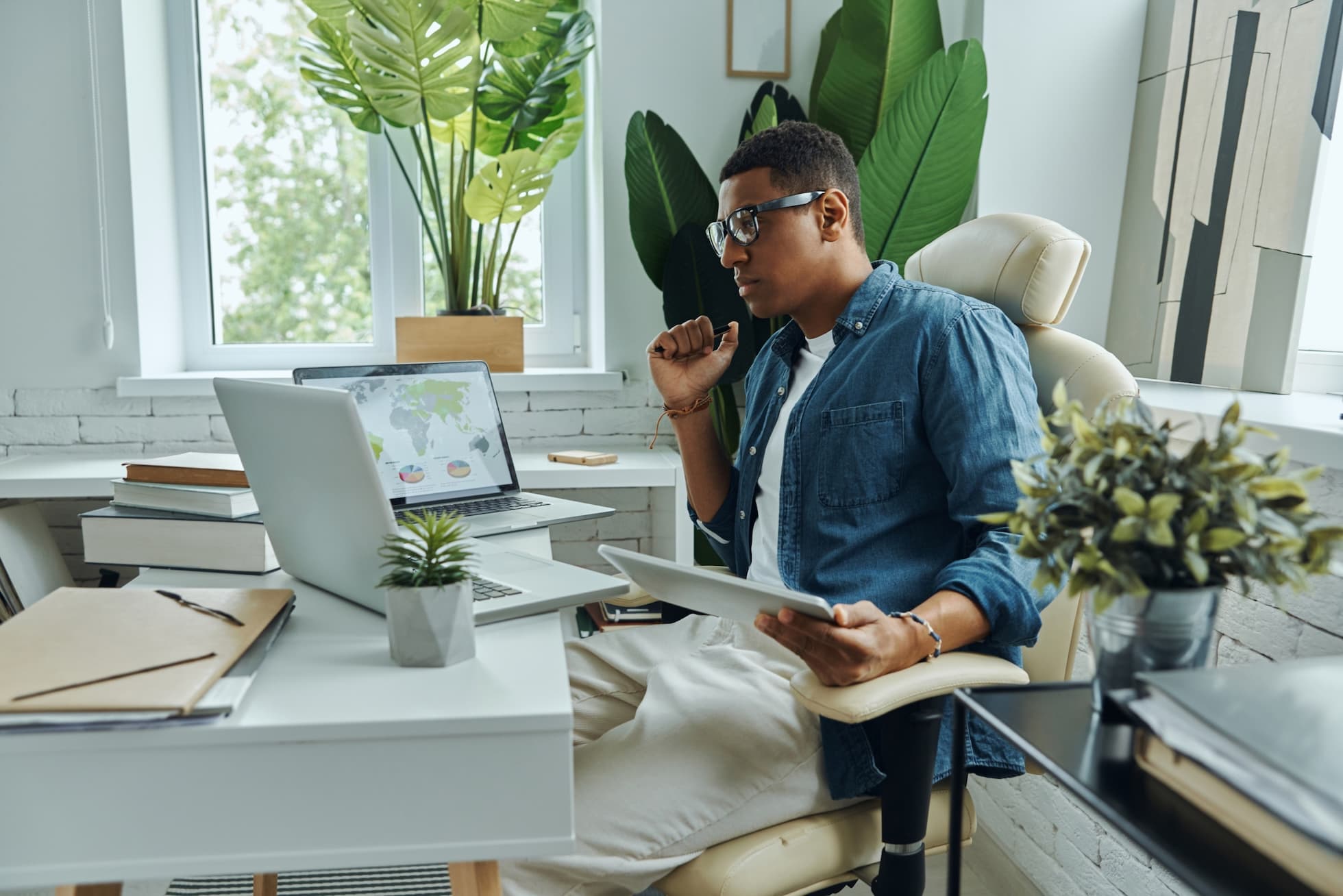 Maximizing engagement with posts and mini-threads while converting followers into clients and collaborators.